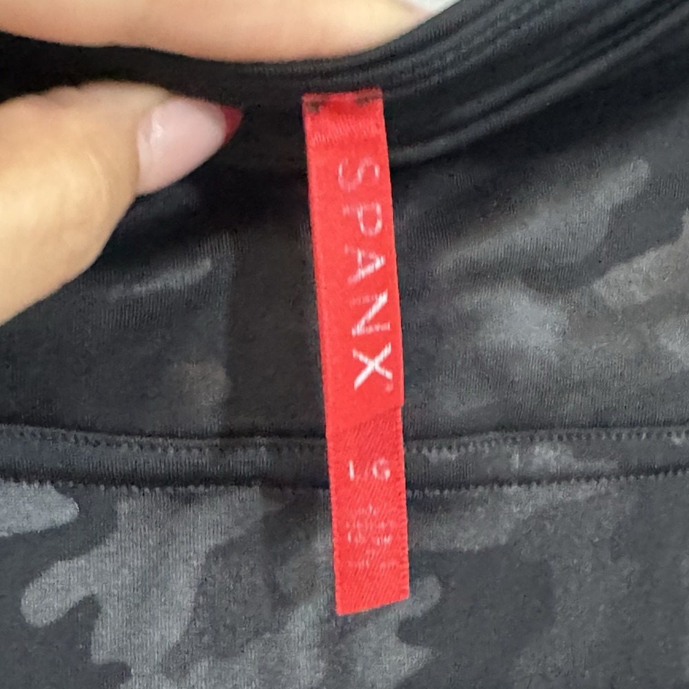 Auth SPANX Faux Leather Shiny Black Camo BIKER SHORTS Size Large - Picture 3 of 3